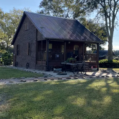 Cajun Country at its best. Private Acadian style guest house on estate property.