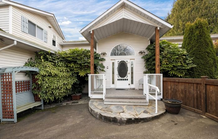 Oceanfront 3 Bed: Private Beach and Dock Access, Hot Tub , BBQ & Free Kayaks!
