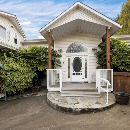 Oceanfront 3 Bed: Private Beach and Dock Access, Hot Tub , BBQ & Free Kayaks!
