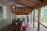 Cozy and Dog Friendly Retreat by Relaxing Creek & Hot Tub by Lake Cushman - シャレー