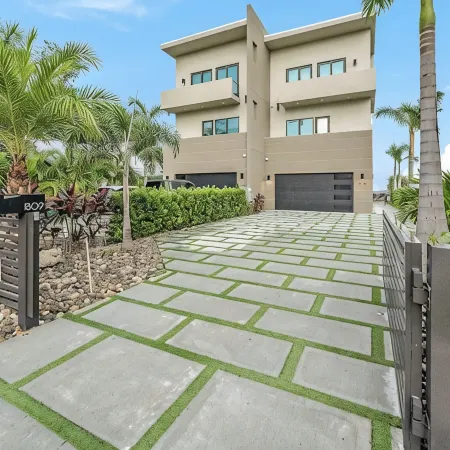 Riverview Oasis- Riverfront Paradise with Dock, Elevator, Private Pool & Kayaks