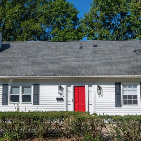Modern Retreat Located Across from Wra and Steps from Downtown Hudson.<Br>
