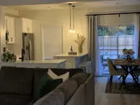 Cheerful town home with private patio, close to downtown Alpharetta. - Wifi