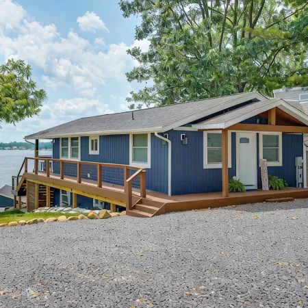 LAKEFRONT LUXURY HAVEN: LAKE HOME ON APPLE VALLEY LAKE IN OHIO w/ PRIVATE DOCK