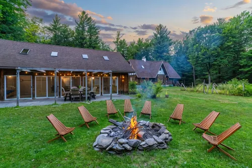Log Cabin with Private Indoor Heated Pool-Hot Tub-firepit-Game Room-100 acres - Balkoner