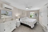 Private Oceanfront Home with 2024 Swim Spa , Paddle-Boards,Kayaks, & Bikes. - 비치