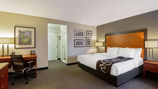 La Quinta Inn & Suites by Wyndham Harrisburg Airport Hershey