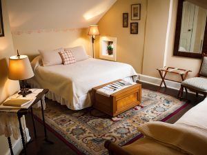 The Stagecoach Inn Bed & Breakfast and Five20 Social Stop