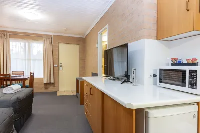 Cedar Lodge Motel Hotel dekat University of New England
