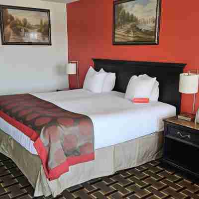 Ramada by Wyndham Edgewood Hotel & Conference Center Rooms