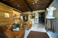 Castel de Tres Girard Hotels in Chambolle-Musigny