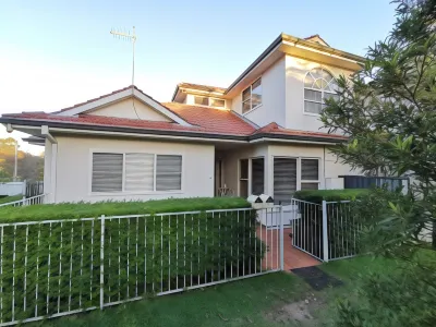 Comfy 4 Bedroms Corner House Hotels in Miranda