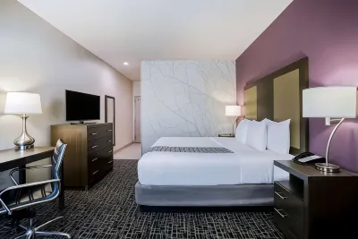 La Quinta Inn & Suites by Wyndham Houston Cypress Hotels near Maple Village Dr