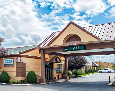 Quality Inn Airport Отели рядом с достопримечательностью «Macy's  (Walden Galleria)»