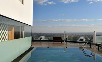 2. Novotel ..