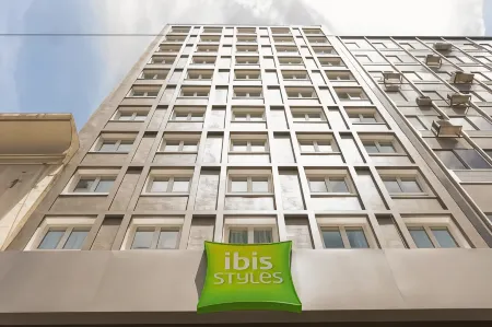 Ibis Styles Buenos Aires Florida Отели рядом с достопримечательностью «Манзана де лас Лусес»