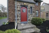 Red Door Tudor in Historic Newport Glen/ Mill Creek Park Các khách sạn gần Trinity Fellowship Church