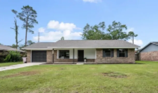 Cute House close to all the action.