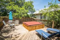 Escape the city life; minutes from local vineyards; private hot tub; sleeps 6 Hotels near Lyndon B. Johnson National Historical Park