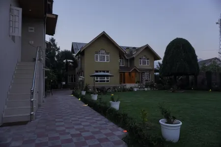 Farsal Villa Отели рядом с достопримечательностью «Индира Ганди Мемориал Тьюлип Гарден»