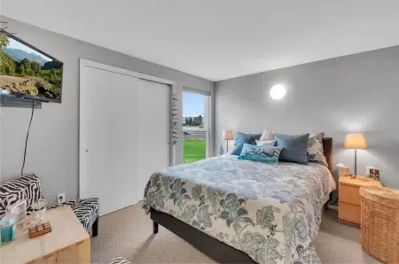 #123 condo by large pool/ Gorge shuttle pick up area-book separately