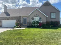 Spacious 5 BR/3 Bath Home with a PRIVATE HOT TUB!! 2x full Kitchens & Laundry
