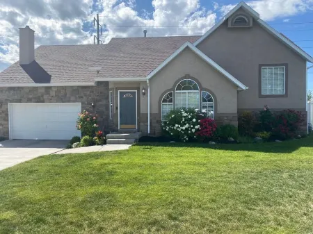 Spacious 5 BR/3 Bath Home with a PRIVATE HOT TUB!! 2x full Kitchens & Laundry