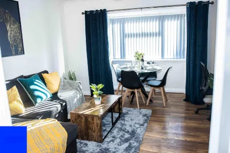 Walsall 3-Beds Sleeps 8 Groups & Contractors