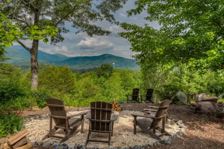 Mountain Views and Fire Pit - Charming Family Retreat Отели в г. Резерфорд