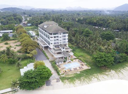 โรงแรมขนอมโกลเด้นบีช