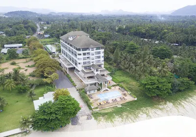 Khanom Golden Beach Hotel Các khách sạn gần Wat Than Thong