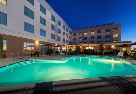 3. 힐튼 가든 인 ..