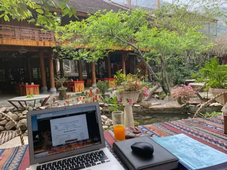 Maison Teahouse Homestay Отели рядом с достопримечательностью «Công Ty Cp Môi Trường Đô Thị Hà Giang»
