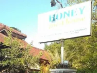 Comfy Room at Honey Guesthouse Syariah - Pet friendly