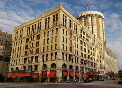 The Pfister Hotel Hotels in der Nähe von The Riverside Theater