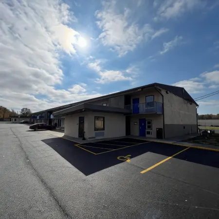 Super 8 by Wyndham Paducah I-24 Exit 4