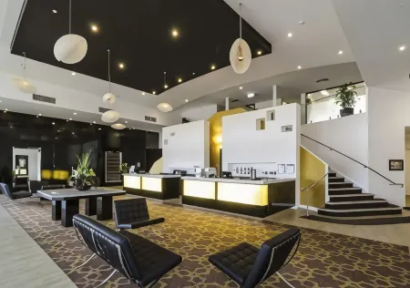 Quality Suites DOlive Отели рядом с достопримечательностью «St Vincent's Private Hospital Werribee»