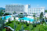 Hotel la Residence & Idrokinesis - parkir