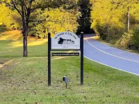 Authentic log cabin nestled in the woods by creek Hotels in Rutherford County