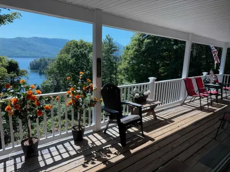 Vacation Home with 8 beds & fast WiFi with view of the Adirondacks & Lake George