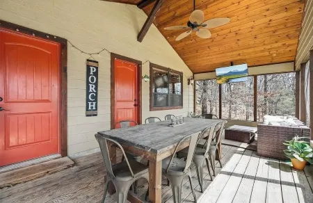 Redbud Lane Cabin at Lake Tenkiller