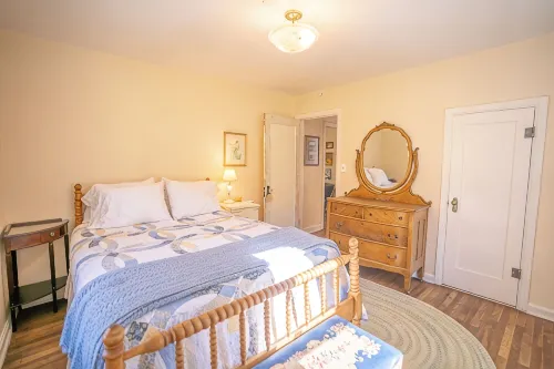 Orchard Cottage, Charming Vintage Cottage - 2-Star