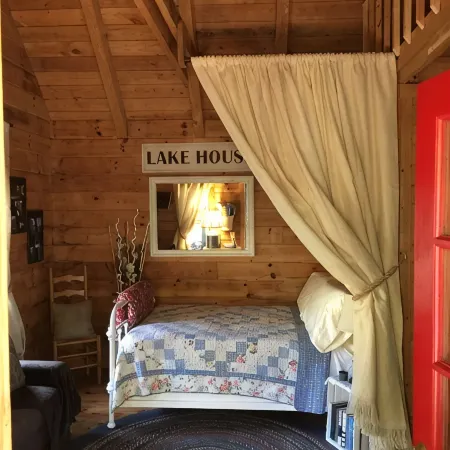 Romantic cabin on horse farm just 6 miles away from historic downtown Dahlonega,