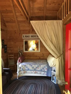 Romantic cabin on horse farm just 6 miles away from historic downtown Dahlonega,