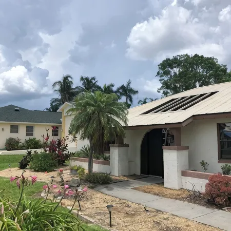 CHARMING! 3-bedroom house with Pool, WiFi, AC in marvelous Fort Myers near beach