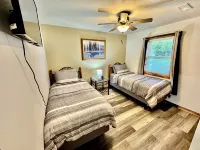 Drew’s Delight - Relax in Comfort!  Modern, Fully Remodeled, No Stairs! Hotels in Wright County