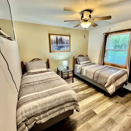 Drew’s Delight - Relax in Comfort! Modern, Fully Remodeled, No Stairs! Отели в г. Райт