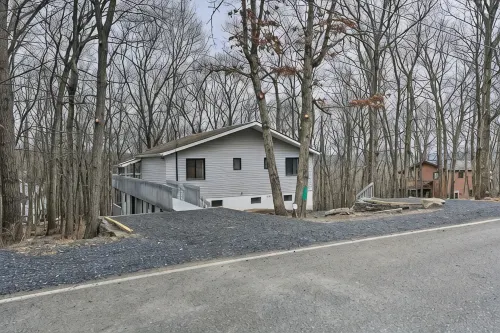 Poconos Chatham Continental - Deck & Fire Pit