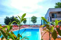 Voila Mamaia - Pools