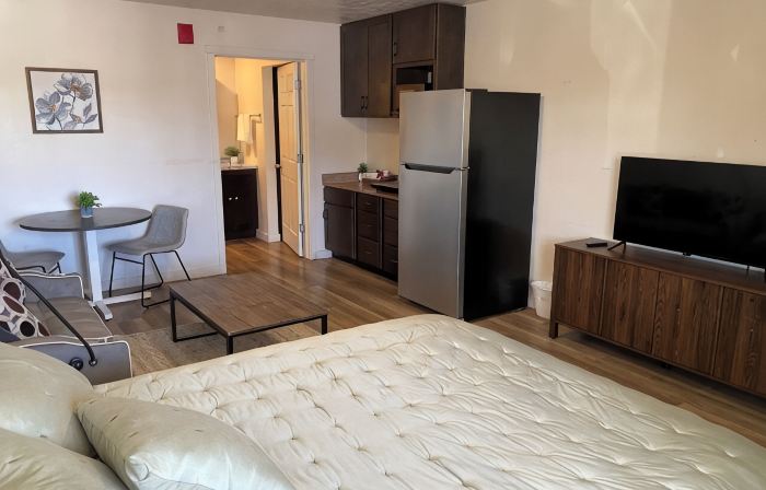 1-bedroom suite on 1st Fl. in Green River with AC, WiFi, a kitchen and laundry.